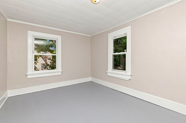 Building Photo - 147 W Hudson Ave
