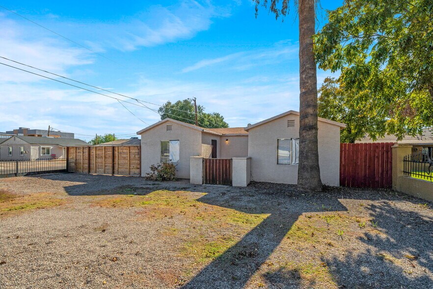 Building Photo - 2745 E Willetta St