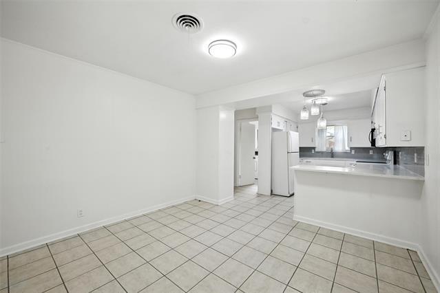 Building Photo - 304 N Bonham Dr