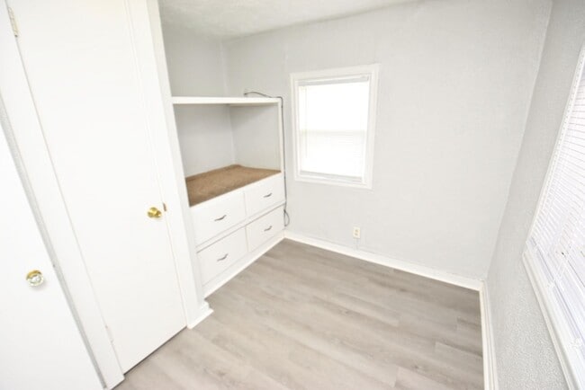 Building Photo - Mishawaka IN 2 bedroom home