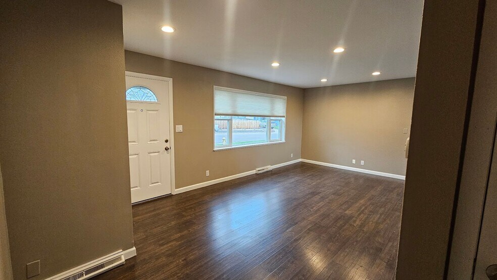 Building Photo - 800 Lotus Way