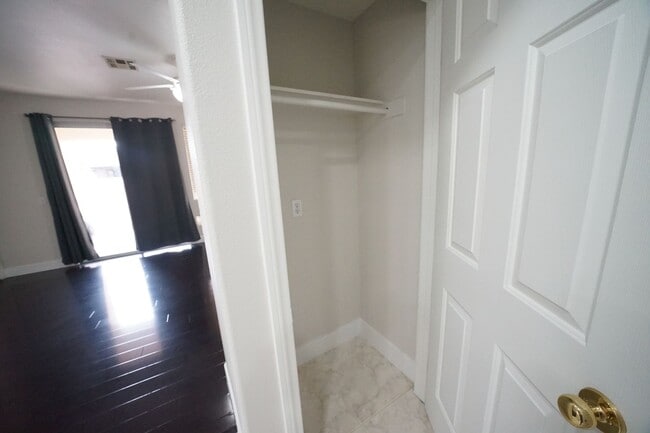 Building Photo - SHOWINGS AVAILABLE NOW