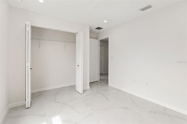 Building Photo - 2544 N Arrowhead Rd