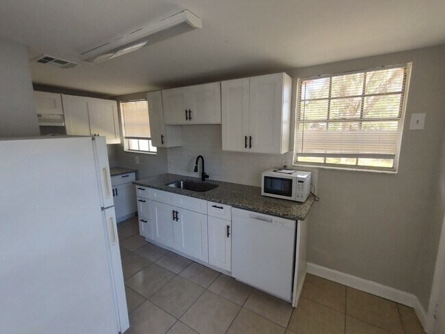 Building Photo - 3010 E Idlewild Ave