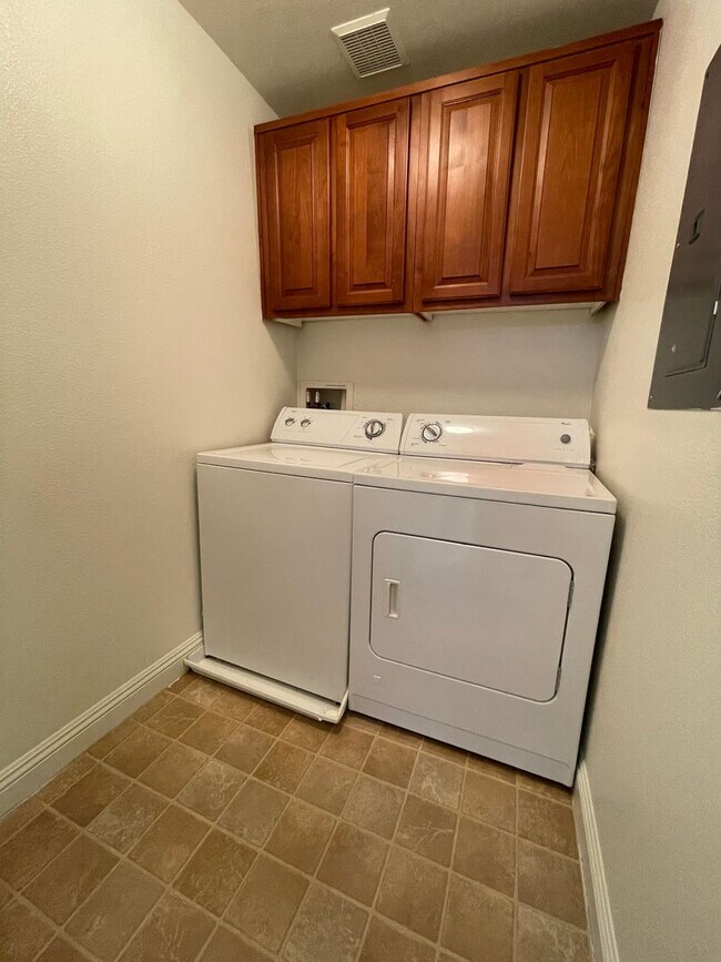 Building Photo - Gorgeous Townhome in Gated Community!