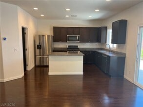 Building Photo - 10862 Knickerbocker Ave