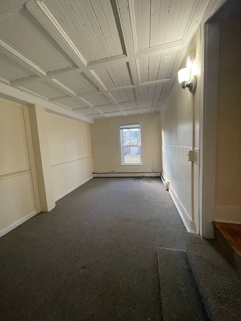 Building Photo - 45 1/2 Willow St