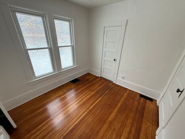 Building Photo - 1/2 OFF 1st MONTH'S RENT - Cozy Home w/ La...