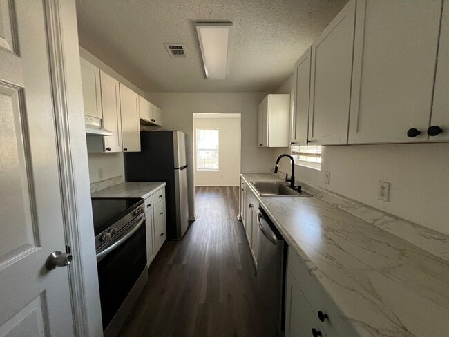 Building Photo - 677 W 5th Ave