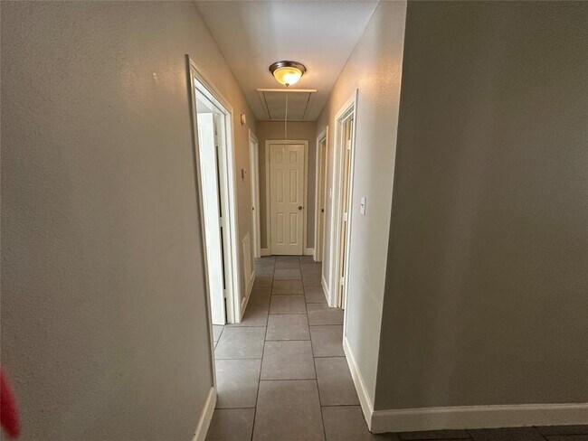 Building Photo - 9329 Chesterfield Dr