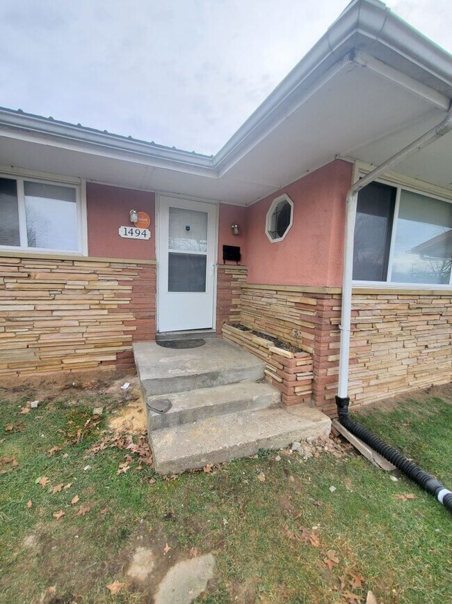 Building Photo - 3 BEDROOM SINGLE FAMILY HOME