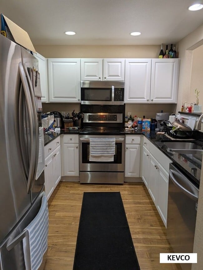 Building Photo - Bright Townhome Near Shopping and Food!