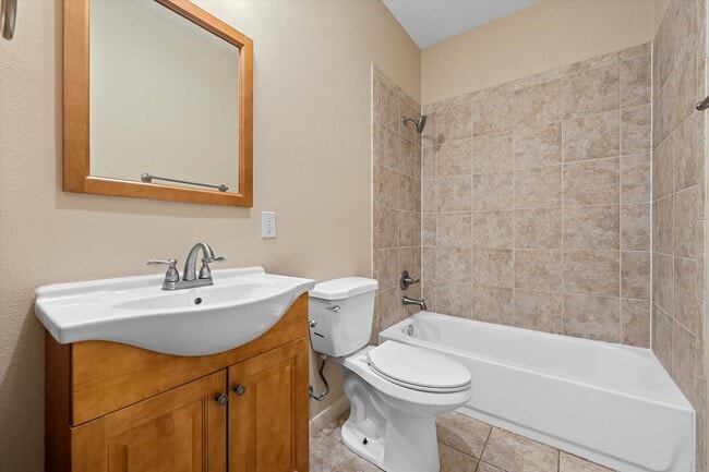 Building Photo - AVAILABLE NOW! Beautiful 3 bedroom townhome located in Waco!
