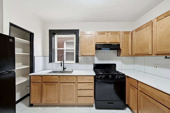Building Photo - 5055 Lindenwood Ave