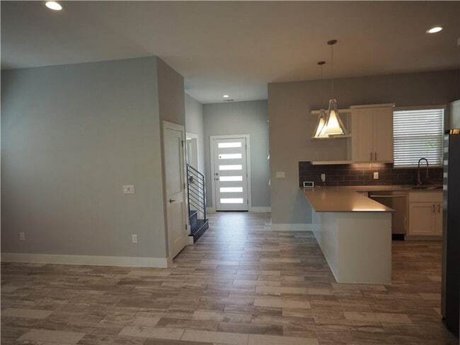 Building Photo - Modern 2 bed/2.5 bath Central Austin Home