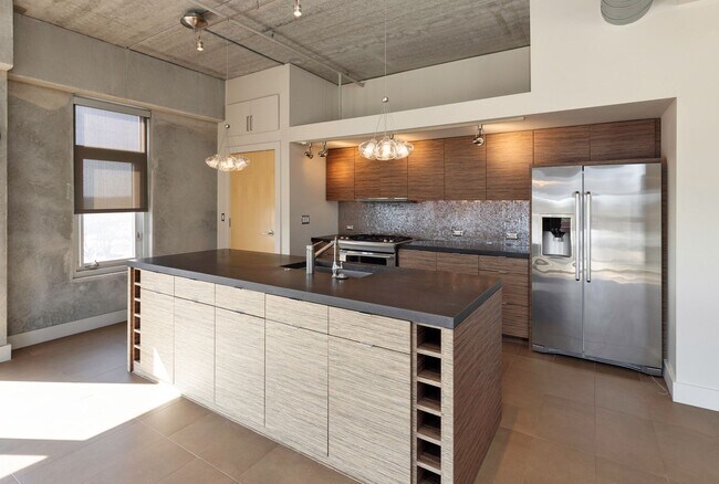 Building Photo - 309 E 5th St