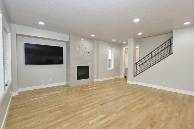 Building Photo - 3468 E Berghan St