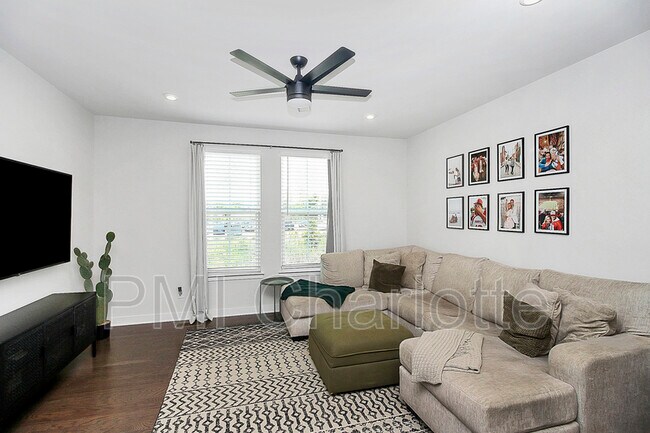 Building Photo - 256 Parkwood Ave