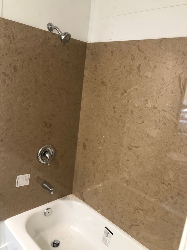 Building Photo - Spacious 3 bed 2 bath house in the greater...