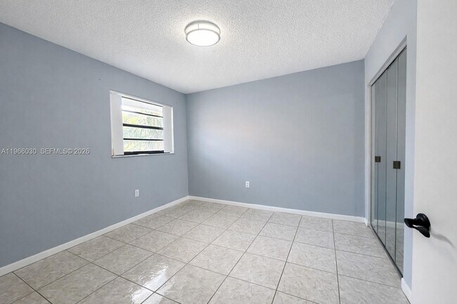 Building Photo - 550 SW 115th Ave