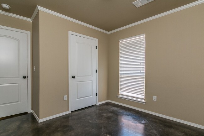 Building Photo - Three bedroom townhome in Tradewinds