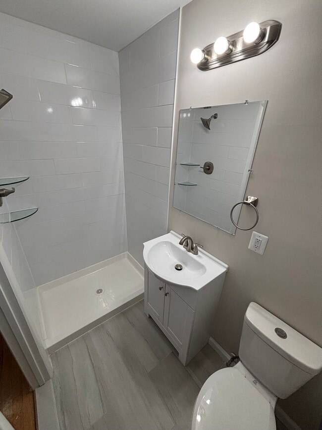 Building Photo - 4 Bedroom 3 Full Bathrooms Newly Renovated...