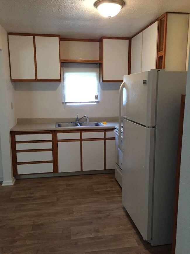 Building Photo - 3BD 2BTH - FENCED YARD & WASHER DRYER HOOK...