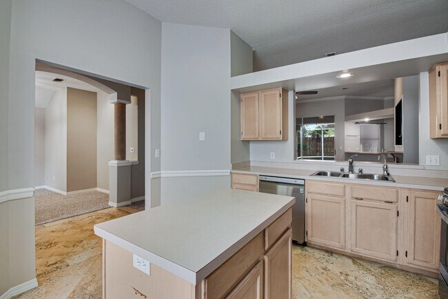 Building Photo - 404 Ridge Wood Cir