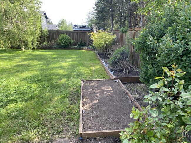 Building Photo - Single-family 3-bedroom home in a desirable neighborhood in town!