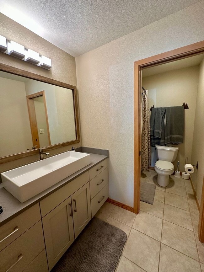 Building Photo - 4BD Duplex - Premium Location, Lots of Space, Nice Finishes