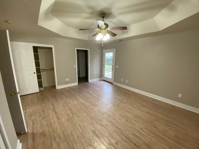 Building Photo - Beautiful home for rent in Visalia