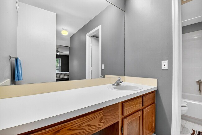 Building Photo - 9900 Pineapple Tree Dr