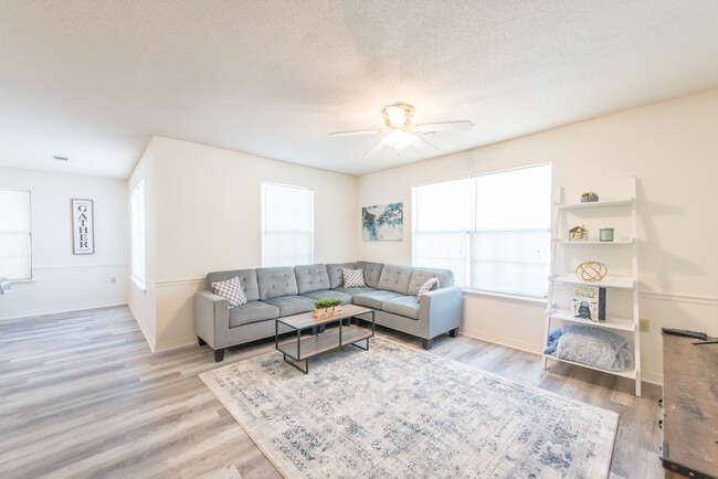 Building Photo - Jacksonville Crashpad (Private Room Rentals)