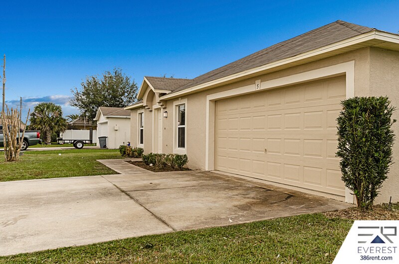 Building Photo - 5 Lancelot Dr