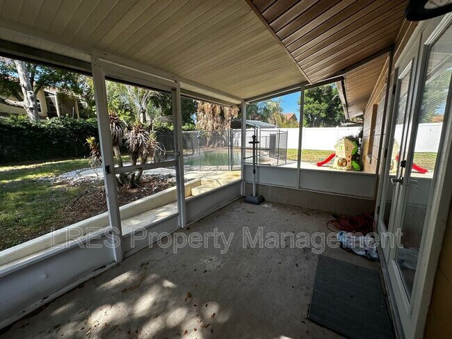 Building Photo - 910 Sycamore Ln