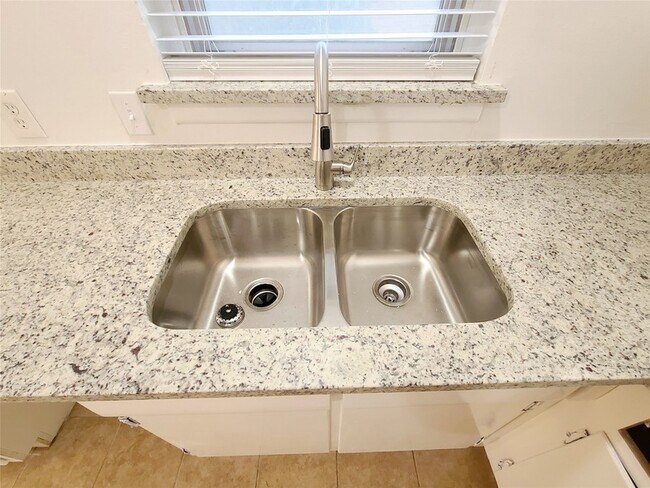 Building Photo - 1830 Viewcrest Dr