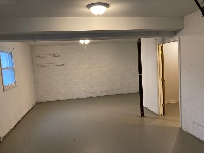 Laundry room off the large rec room - 5200 Peppercorn St