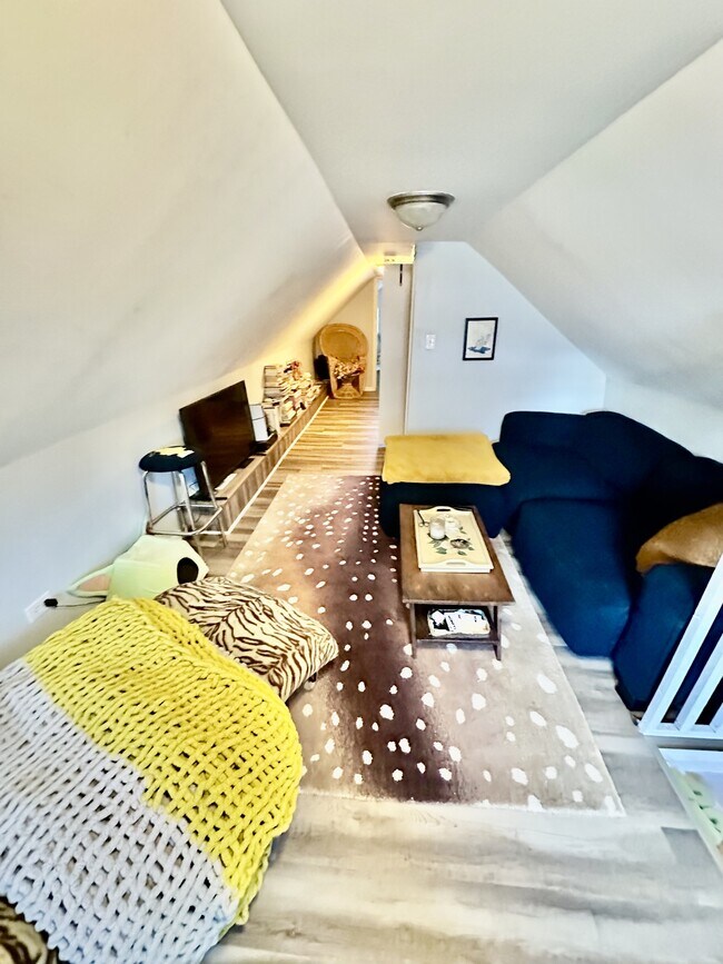 Building Photo - 920 W 35th Pl