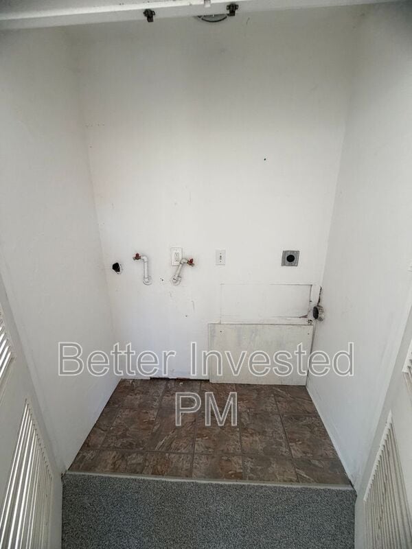 Building Photo - 559 N Oak St