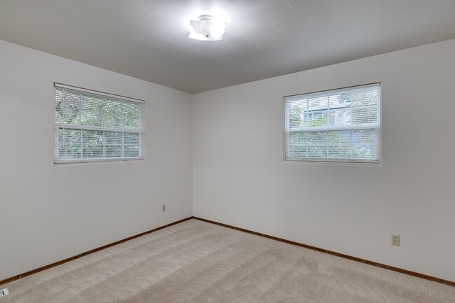 Building Photo - 3 Bedroom Rambler in Kirkland with Large Y...