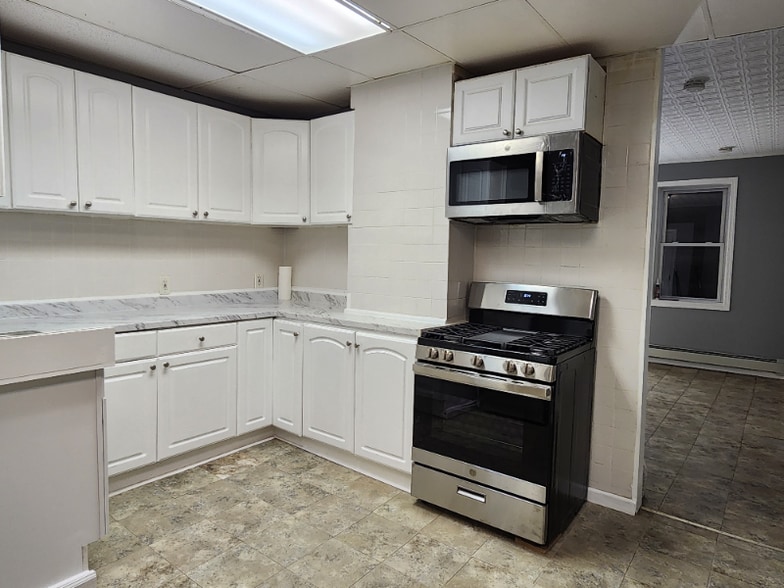 Primary Photo - 32 Charles St