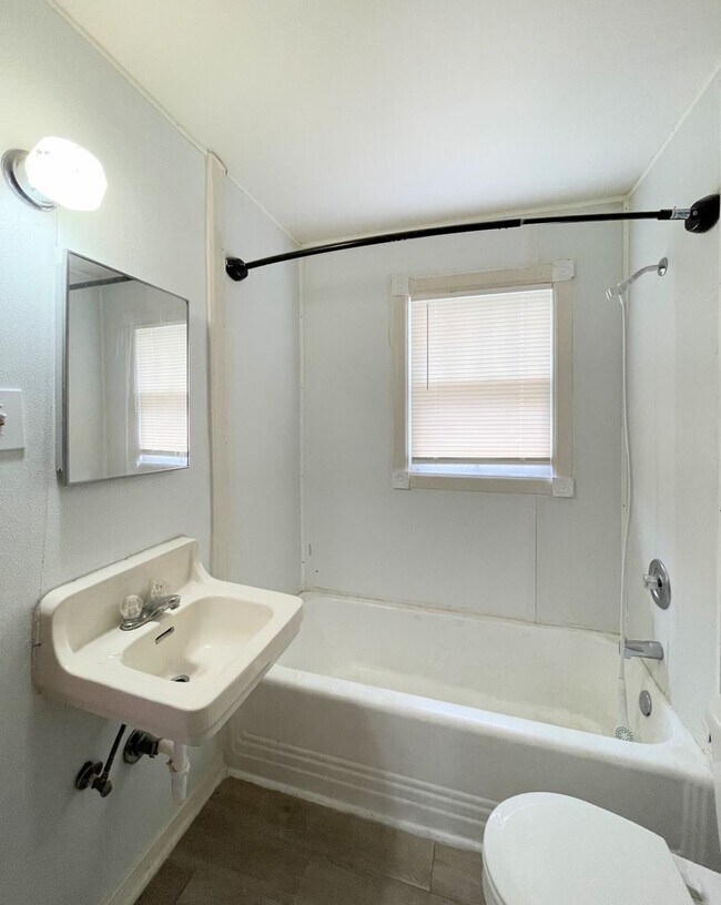Building Photo - Large 1 bedroom home