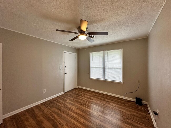 Building Photo - Wascher  Duplex