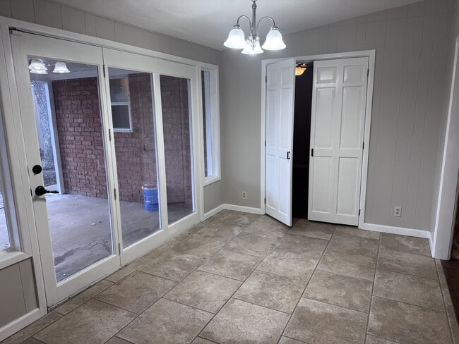 Building Photo - 2118 Westbrook Ave