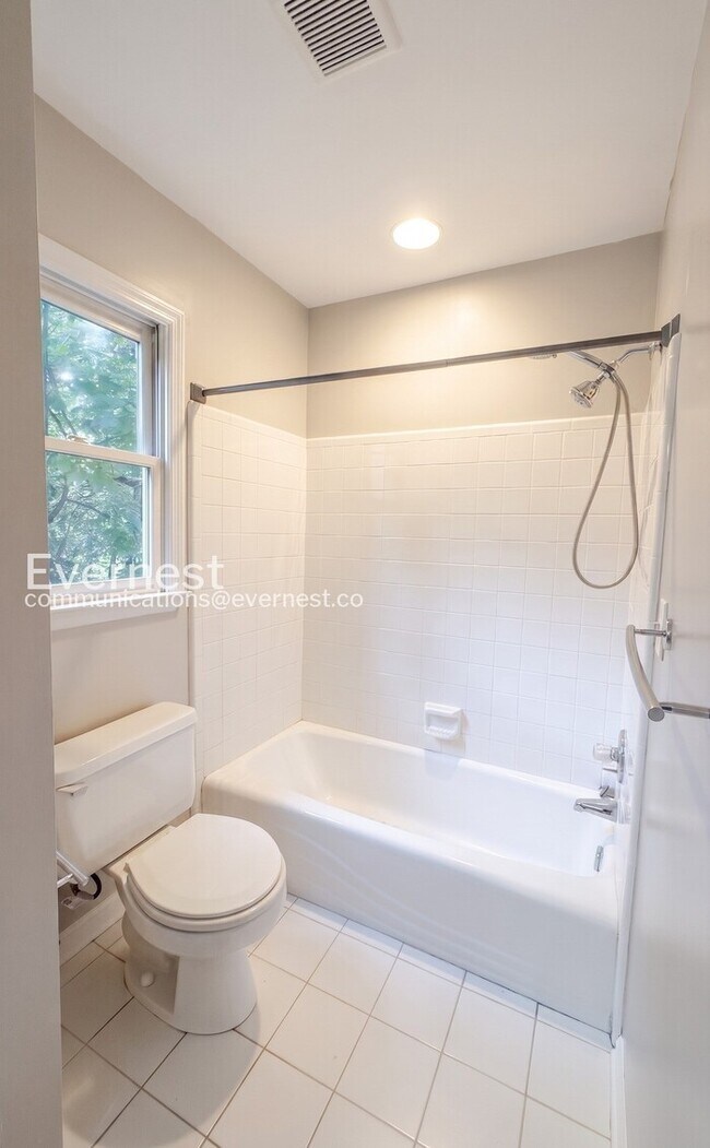 Building Photo - 3 Bed/2.5 Bath Home with Off-Street Parking / Pet-Friendly / Available Now!
