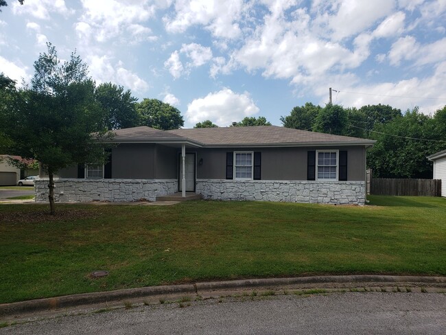 Building Photo - 1333 Meadowbrook Cir
