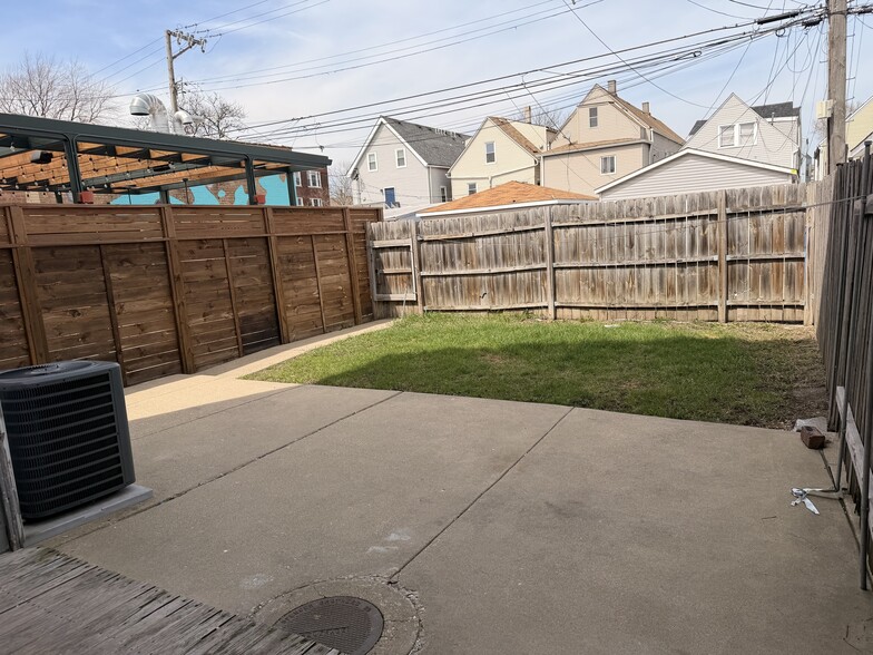 Building Photo - 3518 W Diversey Ave