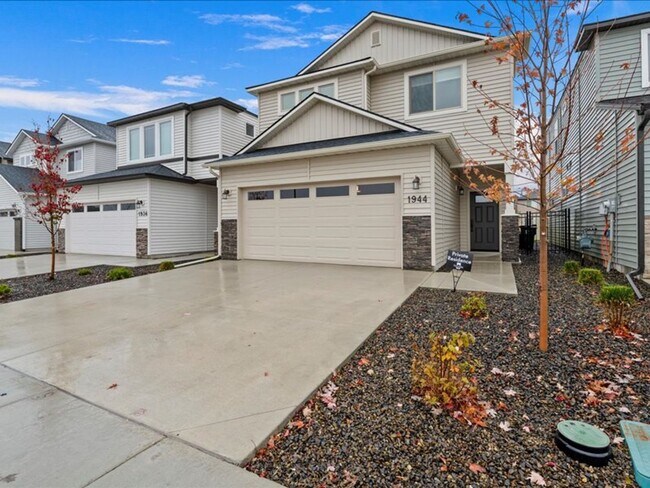Building Photo - Free September Rent!  Beautiful Newer 4 Bed, 3 Bath located in the heart of Meridian - available ...