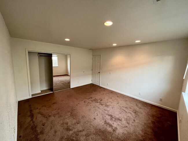 Building Photo - 3062 Girard Ct