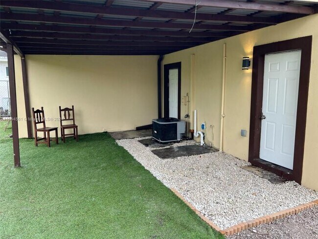 Building Photo - 3 bedroom in Miami FL 33142